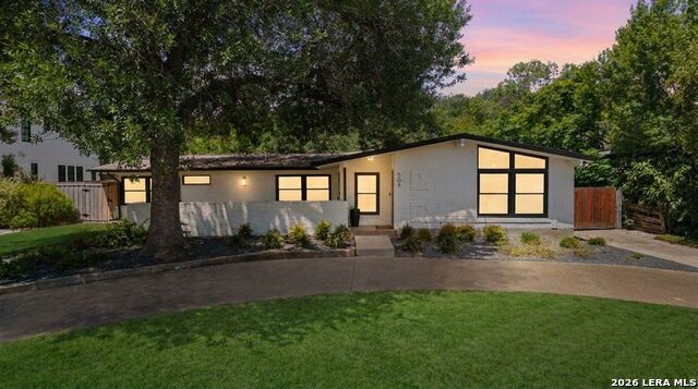 504 S Vandiver Property Photo 1