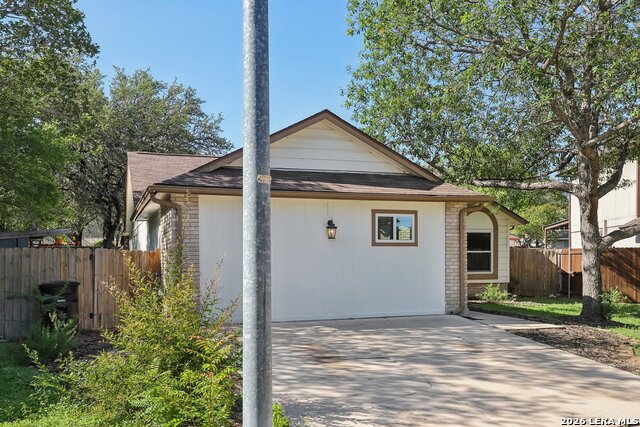 13802 Laurel Hollow Dr Property Photo 4