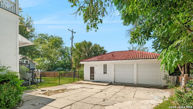 932 W Woodlawn Ave Property Photo 59