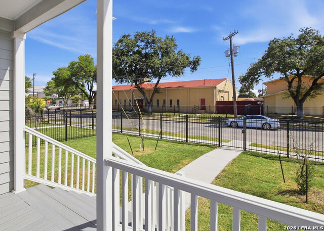 2115 W Houston St Property Photo 2