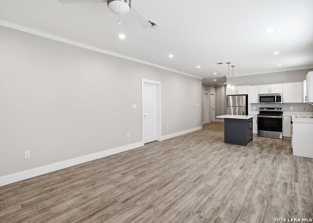 2115 W Houston St Property Photo 4