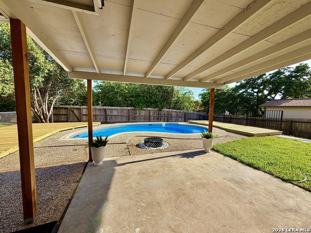 7701 Leafy Hollow Ct Property Photo 3