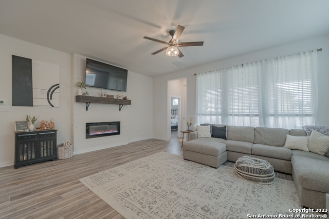 2909 Mindel St Property Photo 9