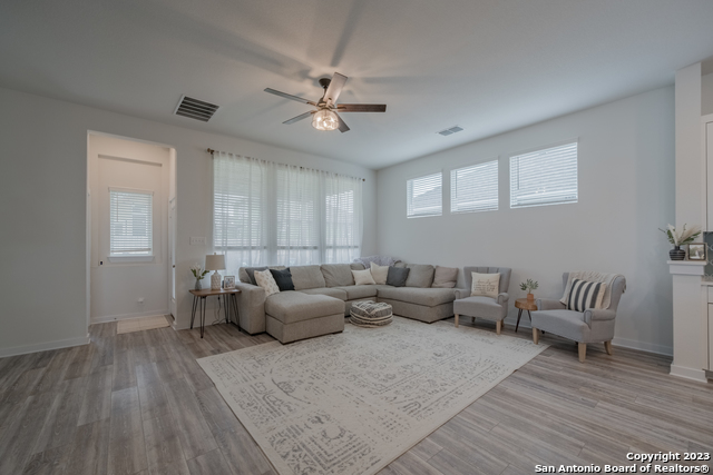 2909 Mindel St Property Photo 11