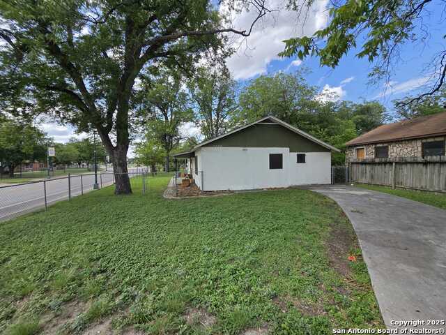 1020 Mission Rd Property Photo 4