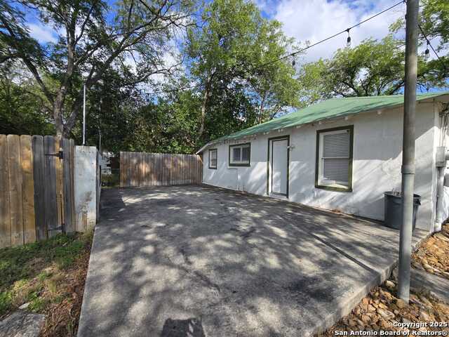 1020 Mission Rd Property Photo 5