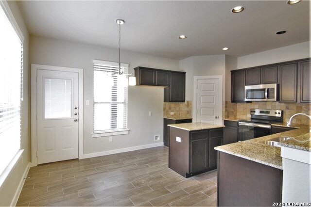 310 Creekside Curv Property Photo 5
