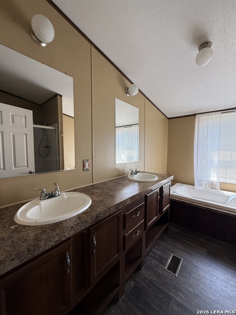 1204 W Houston St Property Photo 6