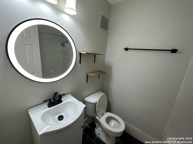 407 E Locust St Property Photo 8