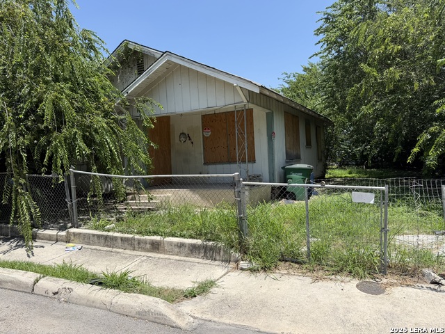 2319 W Poplar Property Photo 1