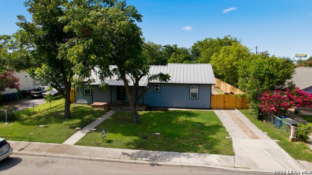 1126 W Lullwood Ave Property Photo 2