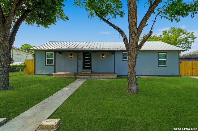 1126 W Lullwood Ave Property Photo 3