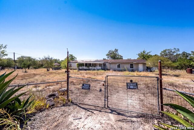 990 Hillcrest Trl Property Photo 4
