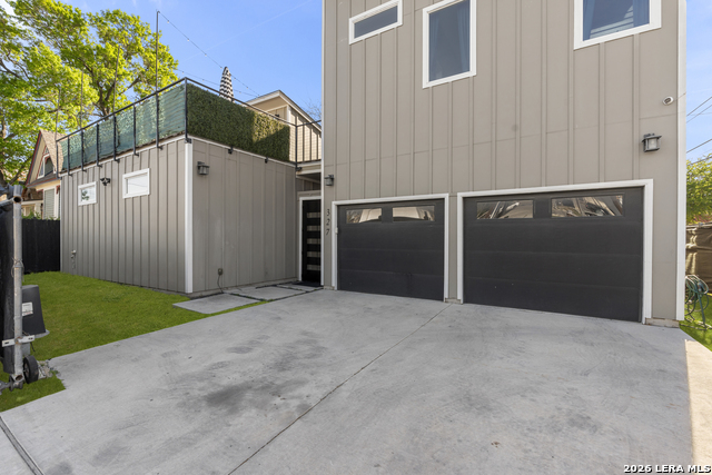 327 Jackson St Property Photo 4