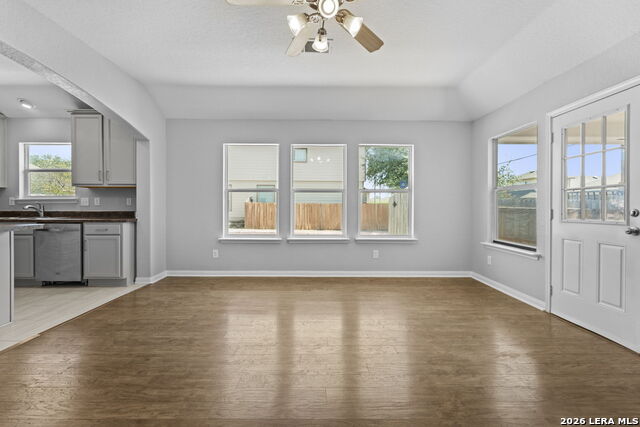 9718 Sun Ml Property Photo 14