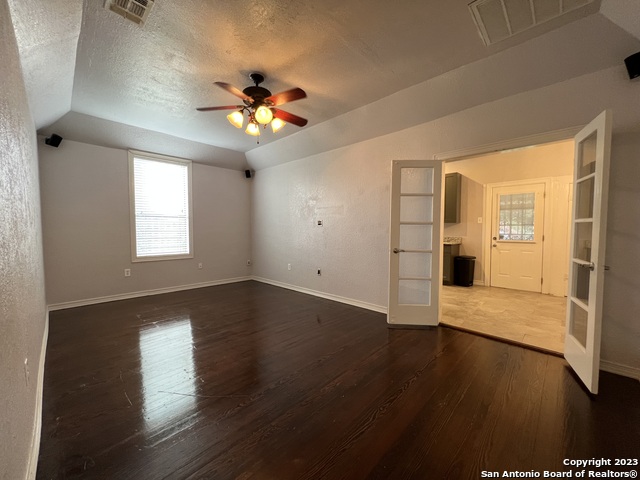 1011 Dawson St Property Photo 4