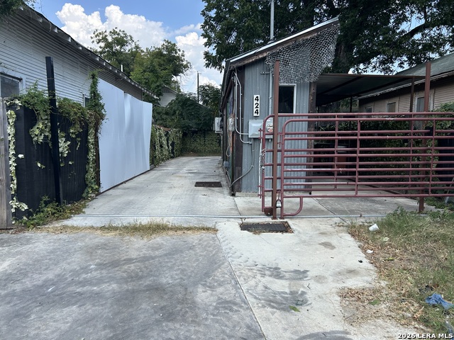 424 N Chupaderas Property Photo 2