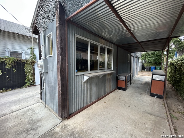 424 N Chupaderas Property Photo 3