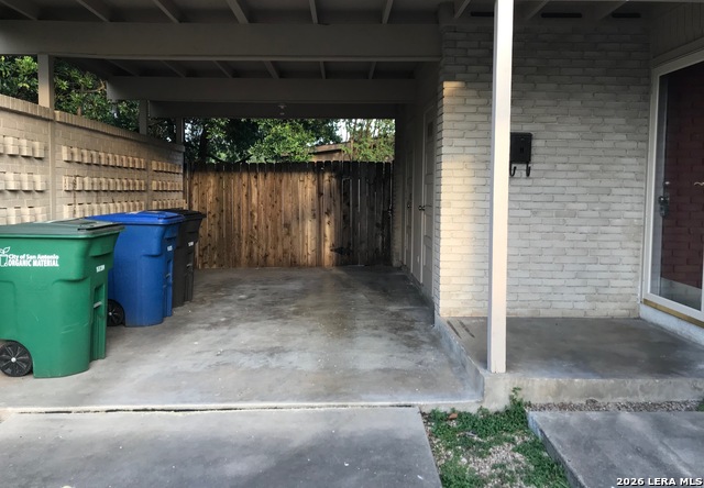 8426 Laurelhurst Dr Property Photo 3