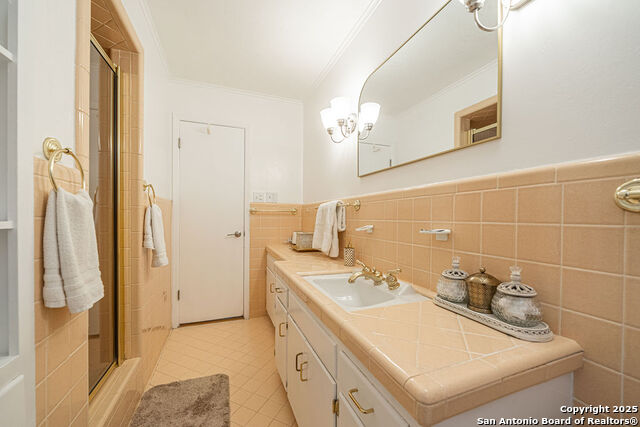 100 Kings Property Photo 28