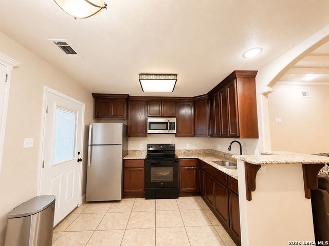 2714 Oak Manor Dr Property Photo 3