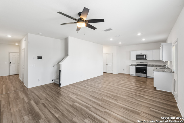 5639 Pearl Mdw Property Photo 4