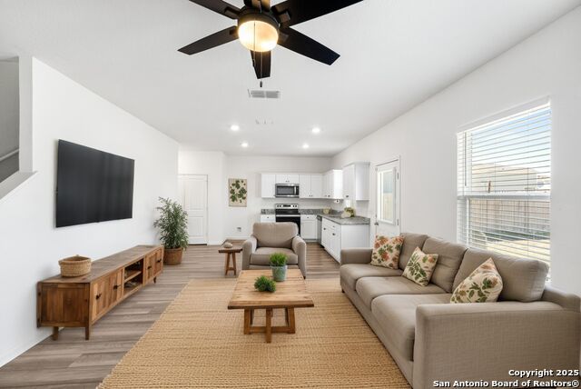 5639 Pearl Mdw Property Photo 6