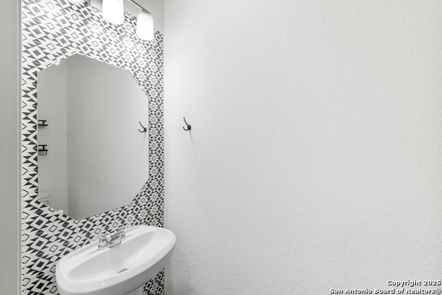 5639 Pearl Mdw Property Photo 8