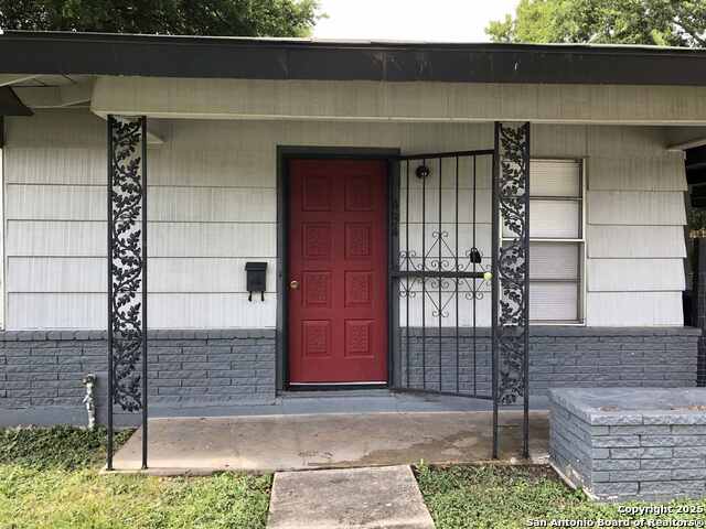 434 Rexford Dr Property Photo 2