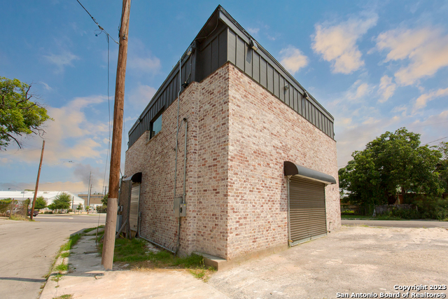 206 E Fredericksburg Rd Property Photo 3