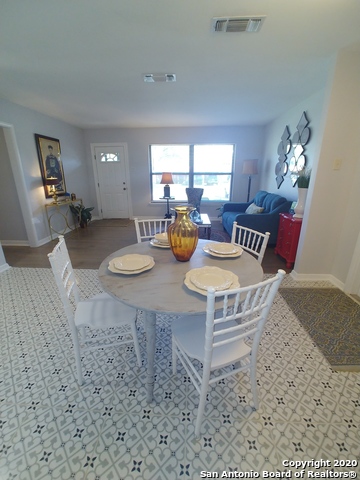715 Edgebrook Ln Property Photo 4