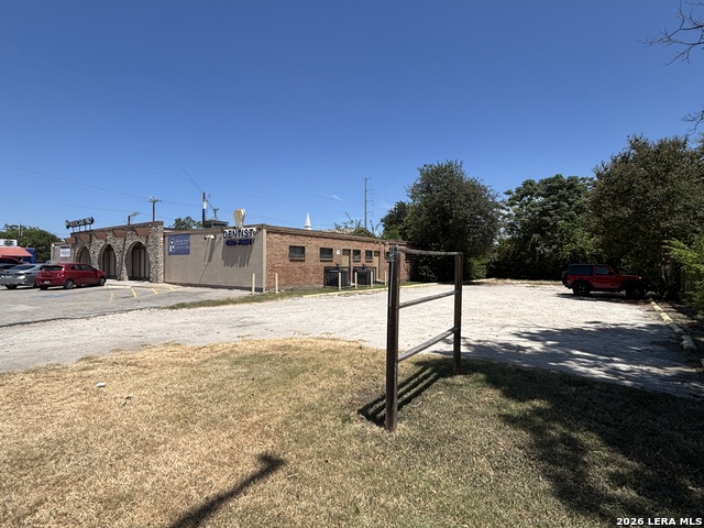 1302 S General Mcmullen Dr Property Photo 2