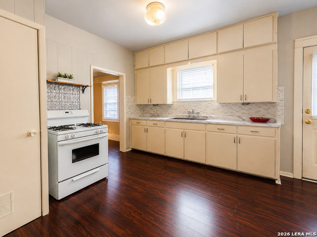1023 W French Pl Property Photo 3