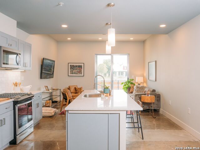 210 W Peden Property Photo 2