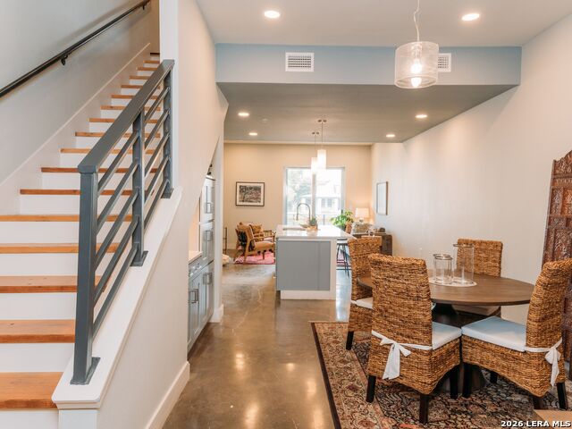 210 W Peden Property Photo 7