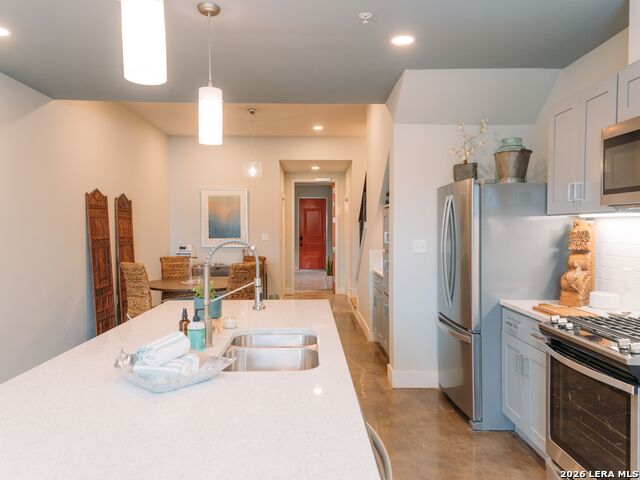 210 W Peden Property Photo 9