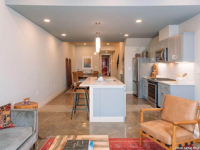 210 W Peden Property Photo 10