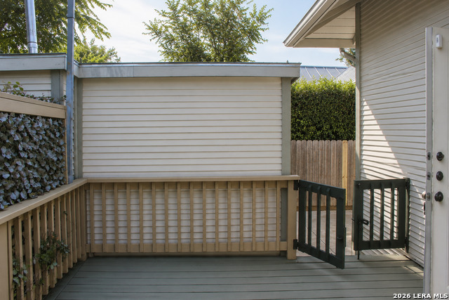 421 Devine St Property Photo 13
