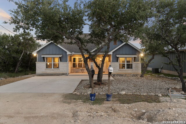 986 PARADISE DR Property Photo 1