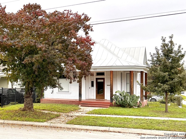 902 N PINE ST Property Photo 1