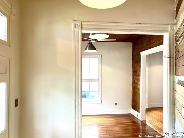 902 N Pine St Property Photo 3