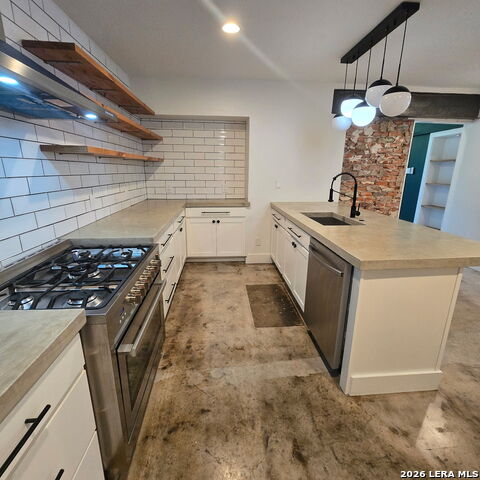230 W Craig Pl Property Photo 3