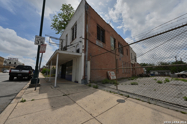 1514 E Commerce St Property Photo 7