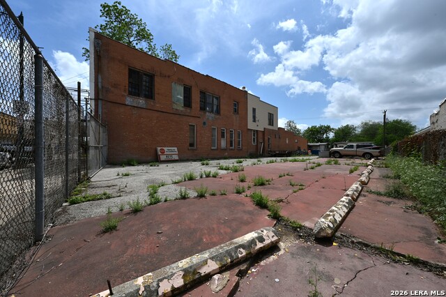 1514 E Commerce St Property Photo 35