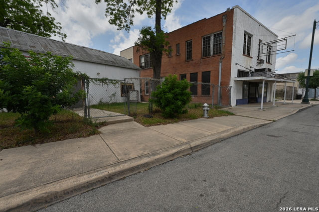 1514 E Commerce St Property Photo 43