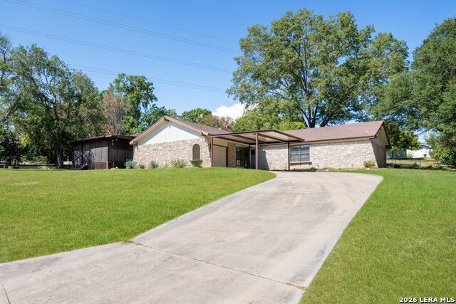 640 Crest Ln Property Photo 2