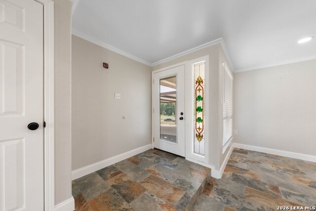 640 Crest Ln Property Photo 4