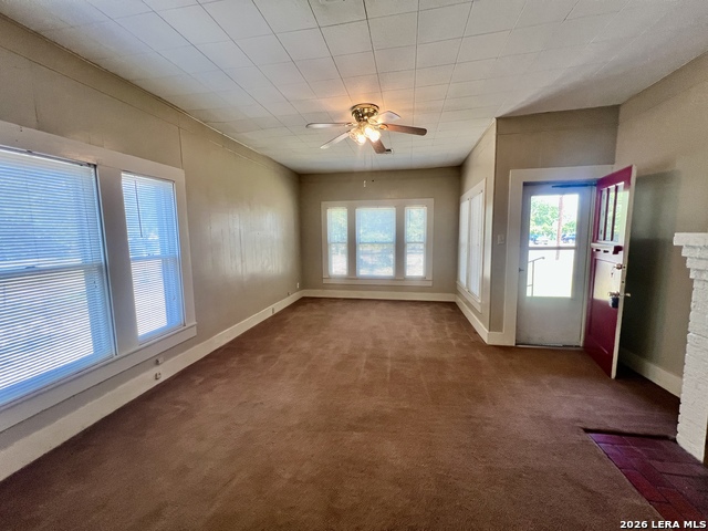 229 Travis St Property Photo 3