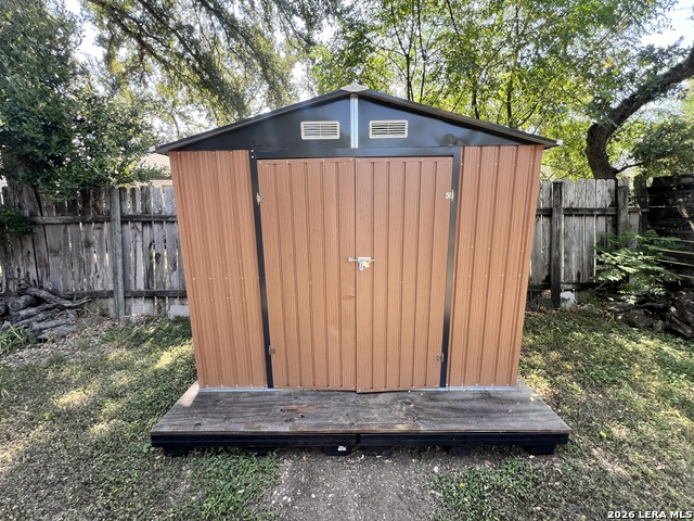 229 Travis St Property Photo 8