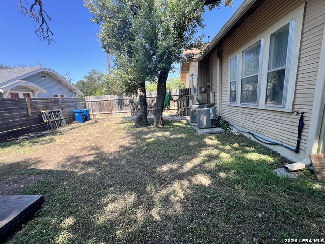 229 Travis St Property Photo 9